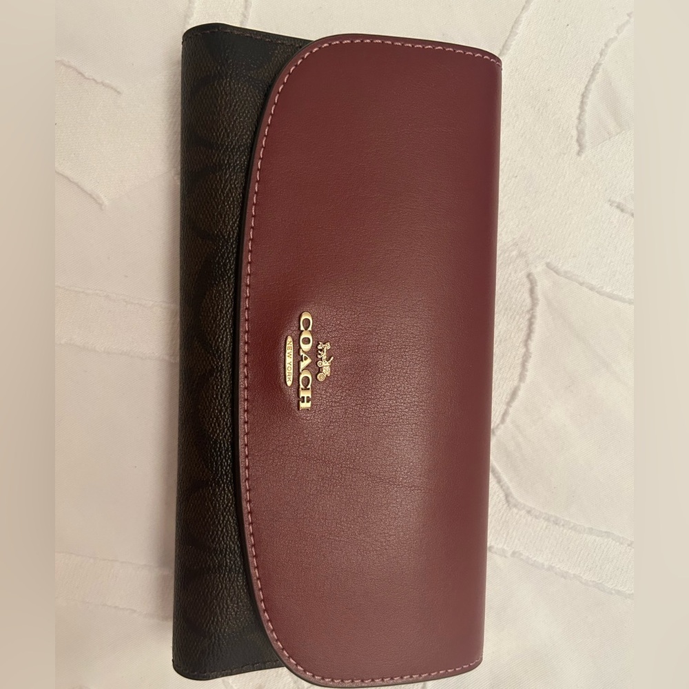 For sale a Coach wallet in excellent condition